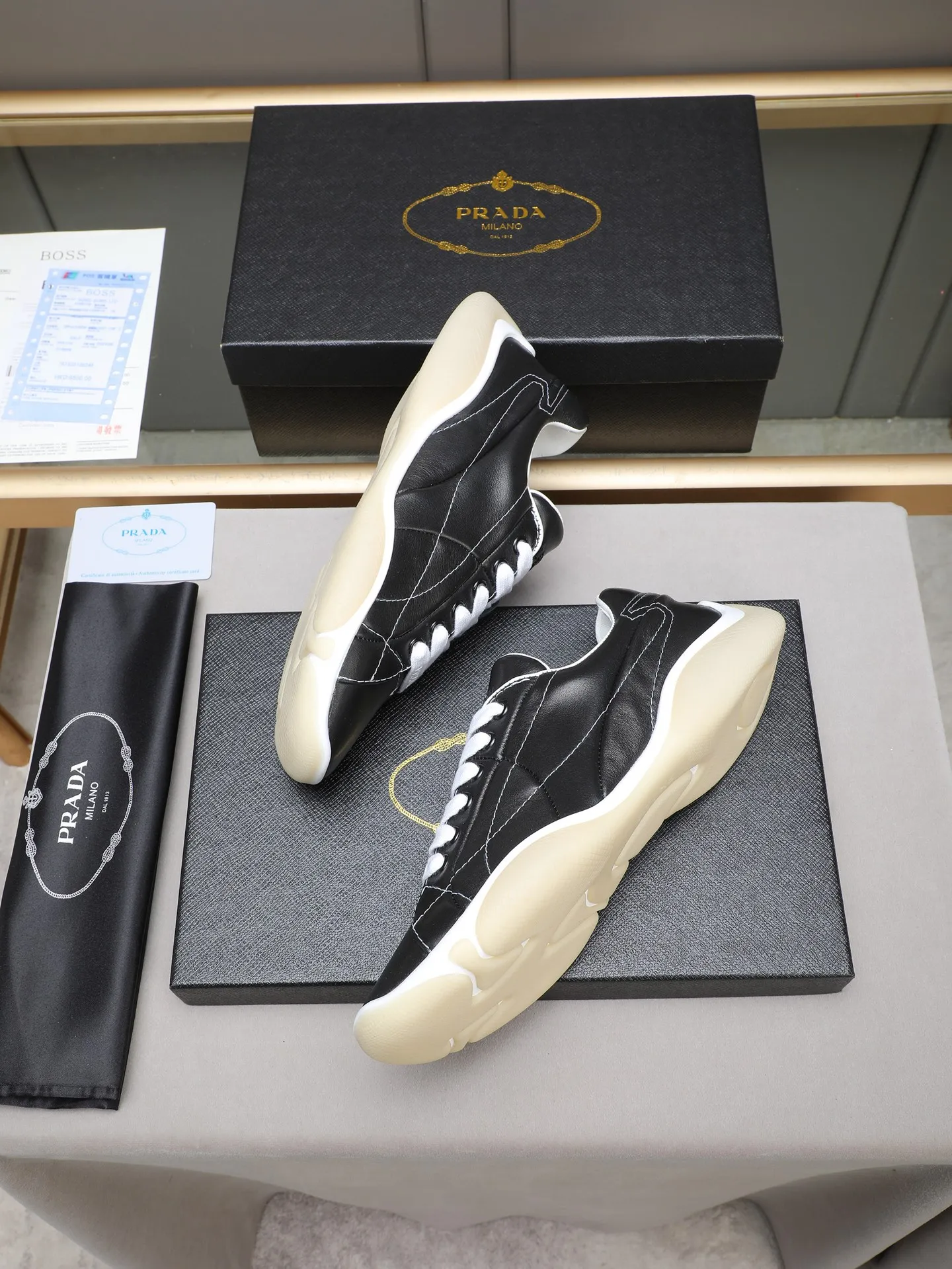 Men's Men's Shoes 💰700 Prada/Prada 1:1 men's casual shoes combine comfort with sophisticated and innovative design. The latest model features a sporty silhouette with visible topstitching that echoes the dynamic lines of the original. Inspired by driving shoes, this sneaker uses a soft and even cow upper, with a light and flexible rubber sole with a concave and convex pattern pattern, giving the sneaker a light appearance and smoothness. The upper is equipped with sports-style stitching, the tongue and laces are injection molded with Epoxy logo, sheep lining and cow foot pads, TPU ultra-light outsole, the upper foot is soft and comfortable, light and breathable! Code:38-39-40-41-42-43-44 (45 customized)